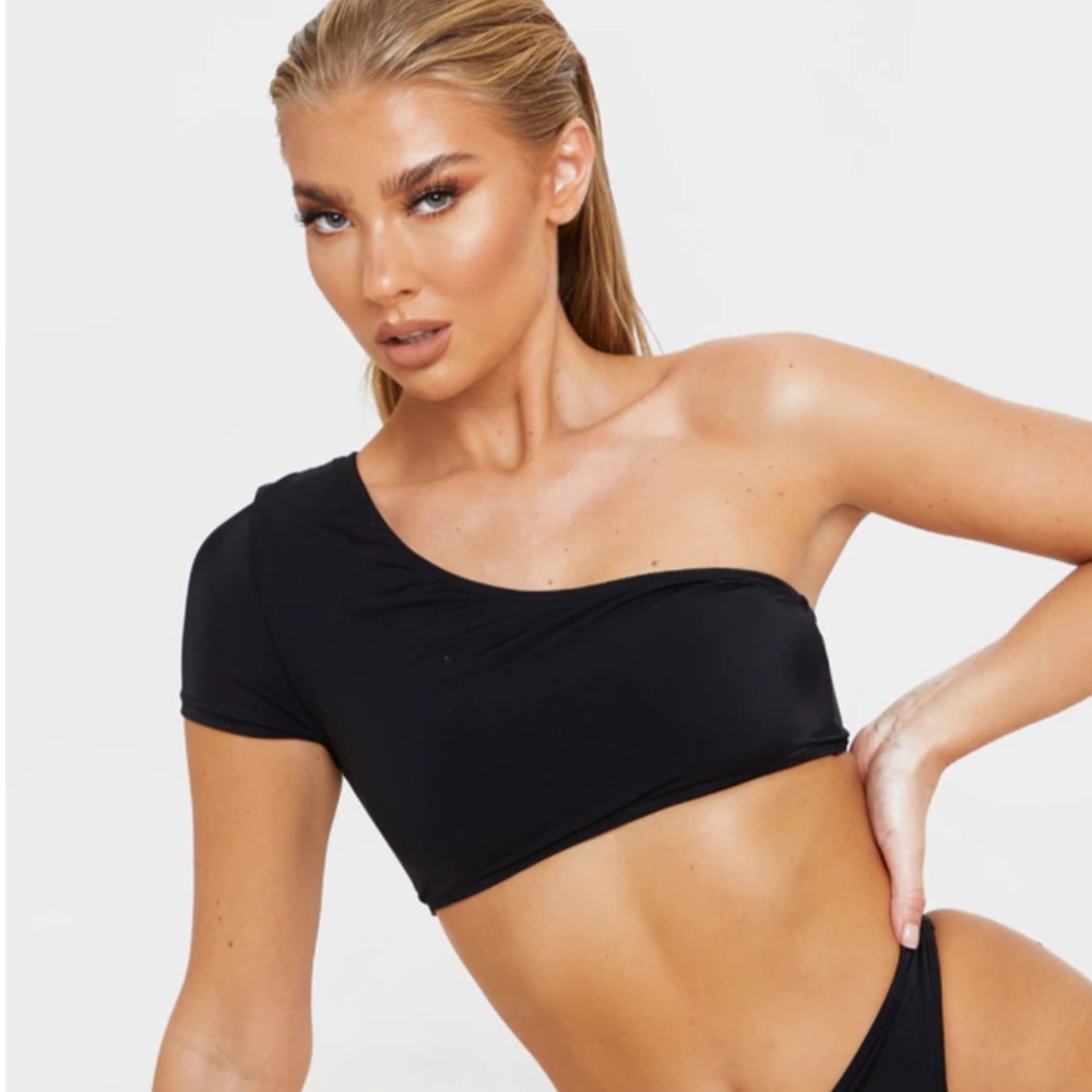 NWT pretty little thing Black One Shoulder Sleeve Bikini Top